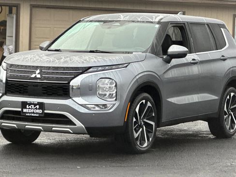 Used 2024 Mitsubishi Outlander SE image 9