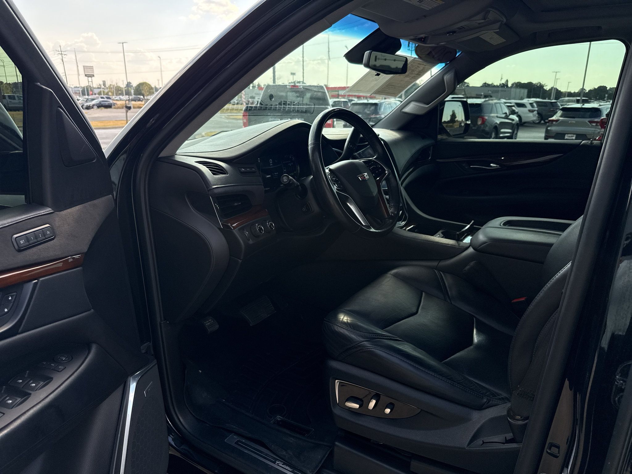 Used 2018 Cadillac Escalade Luxury AWD/4WD image 15