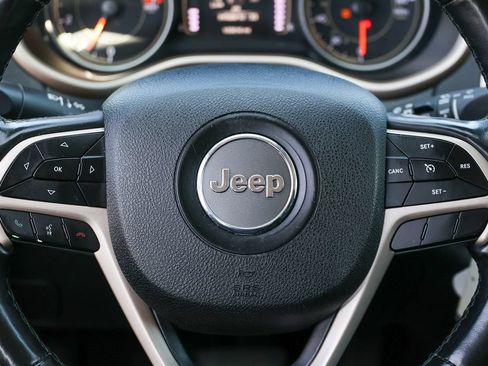 Used 2018 Jeep Cherokee Latitude w/ Altitude Package FWD image 9