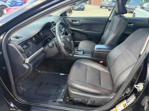 Used 2016 Toyota Camry SE w/ Moonroof Package FWD image 9