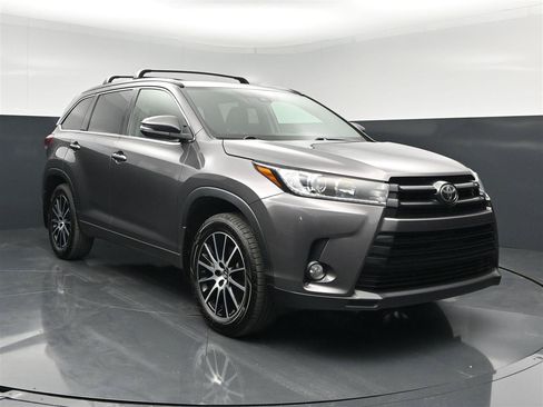 Used 2018 Toyota Highlander SE AWD/4WD image 3