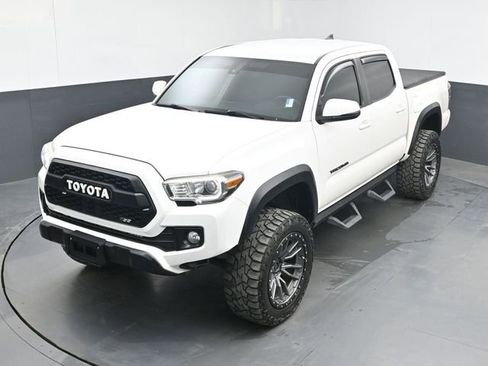 Used 2019 Toyota Tacoma TRD Off-Road w/ Technology Package AWD/4WD image 33