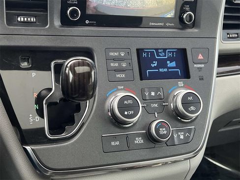Used 2018 Toyota Sienna XLE image 21