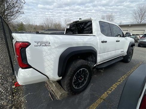 Used 2025 Toyota Tacoma TRD Off-Road image 3