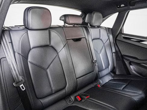 Certified 2025 Porsche Macan image 6