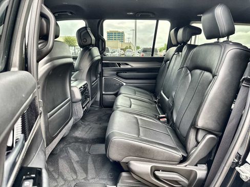 Used 2025 Jeep Wagoneer L Series II w/ 8-pass Seating Package AWD/4WD image 4