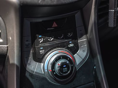 Used 2013 Hyundai Elantra Limited FWD image 8