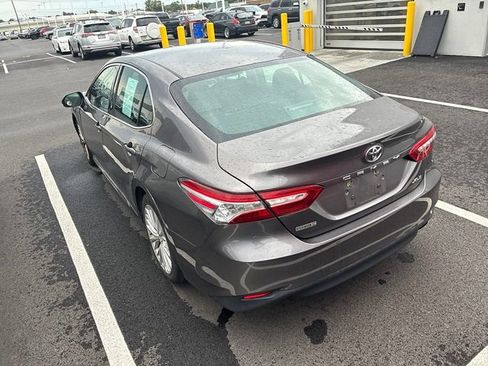 Used 2018 Toyota Camry XLE FWD image 12