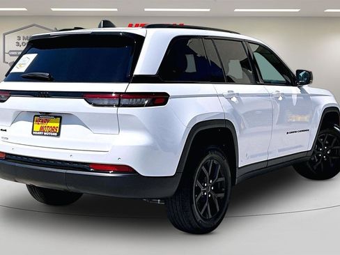 Used 2024 Jeep Grand Cherokee Altitude AWD/4WD image 6
