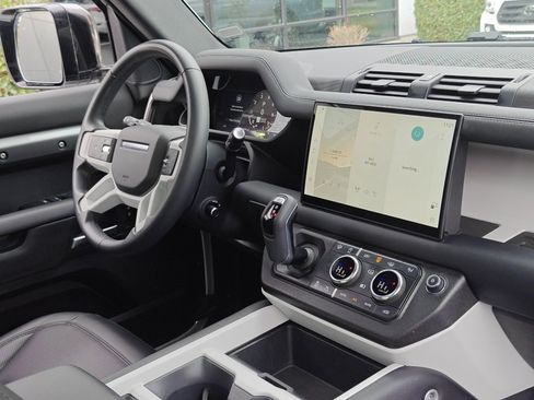 Used 2025 Land Rover Defender 110 S image 30