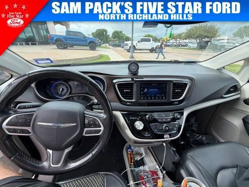 Used 2019 Chrysler Pacifica Touring-L image 3