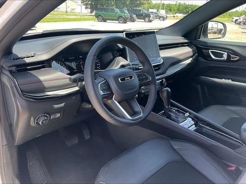 Used 2026 Jeep Compass Trailhawk AWD/4WD image 14