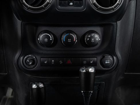 Used 2018 Jeep Wrangler Unlimited Sahara image 35