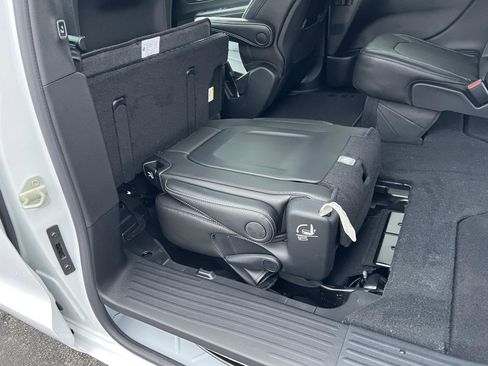 New 2026 Chrysler Pacifica Select image 47