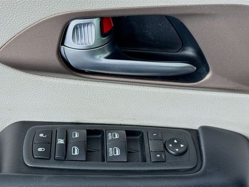 Used 2020 Chrysler Voyager L image 23