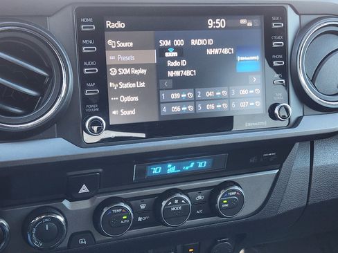 Used 2022 Toyota Tacoma TRD Off-Road w/ Technology Package image 10