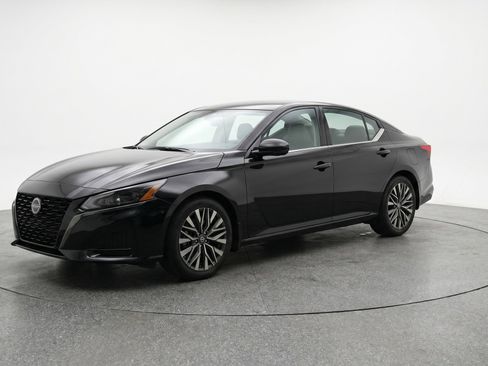 Used 2025 Nissan Altima 2.5 SV FWD image 3