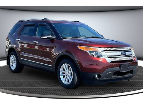 Used 2015 Ford Explorer XLT w/ Equipment Group 202A AWD/4WD image 2