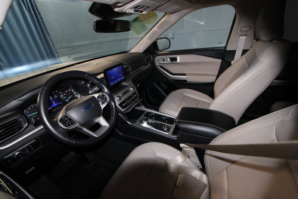 Used 2023 Ford Explorer XLT w/ Equipment Group 202A AWD/4WD image 2