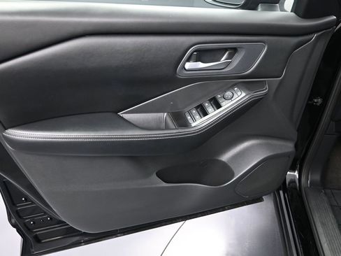 Used 2025 Nissan Rogue SV image 10