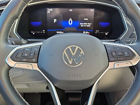 Certified 2022 Volkswagen Tiguan SE w/ Panoramic Sunroof Package image 18