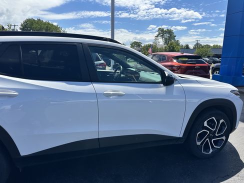 Certified 2024 Chevrolet Trax RS w/ Sunroof Package FWD image 9