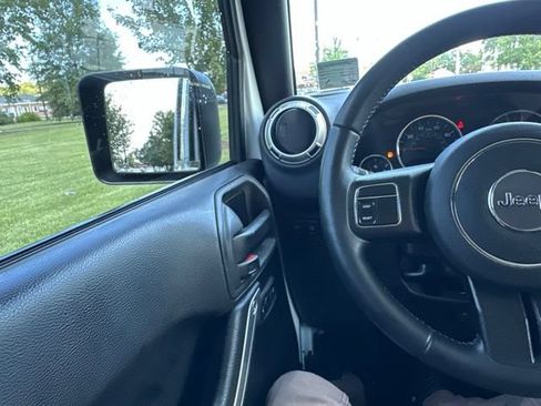 Used 2015 Jeep Wrangler Unlimited Rubicon AWD/4WD image 36