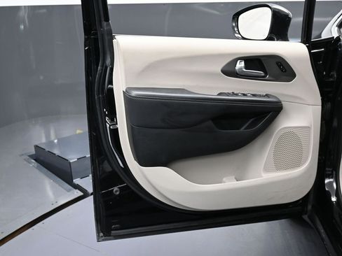 Used 2024 Chrysler Pacifica Touring-L image 39