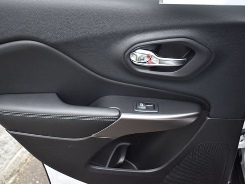 Used 2019 Jeep Cherokee Latitude Plus FWD image 19