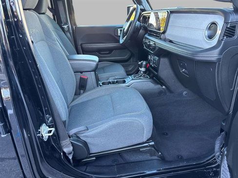 Used 2024 Jeep Wrangler Unlimited Sahara image 16