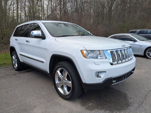 Used 2013 Jeep Grand Cherokee Overland Summit image 3