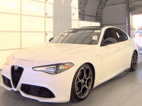 Used 2022 Alfa Romeo Giulia Veloce RWD image 1