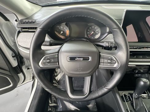 Used 2022 Jeep Compass Latitude AWD/4WD image 11