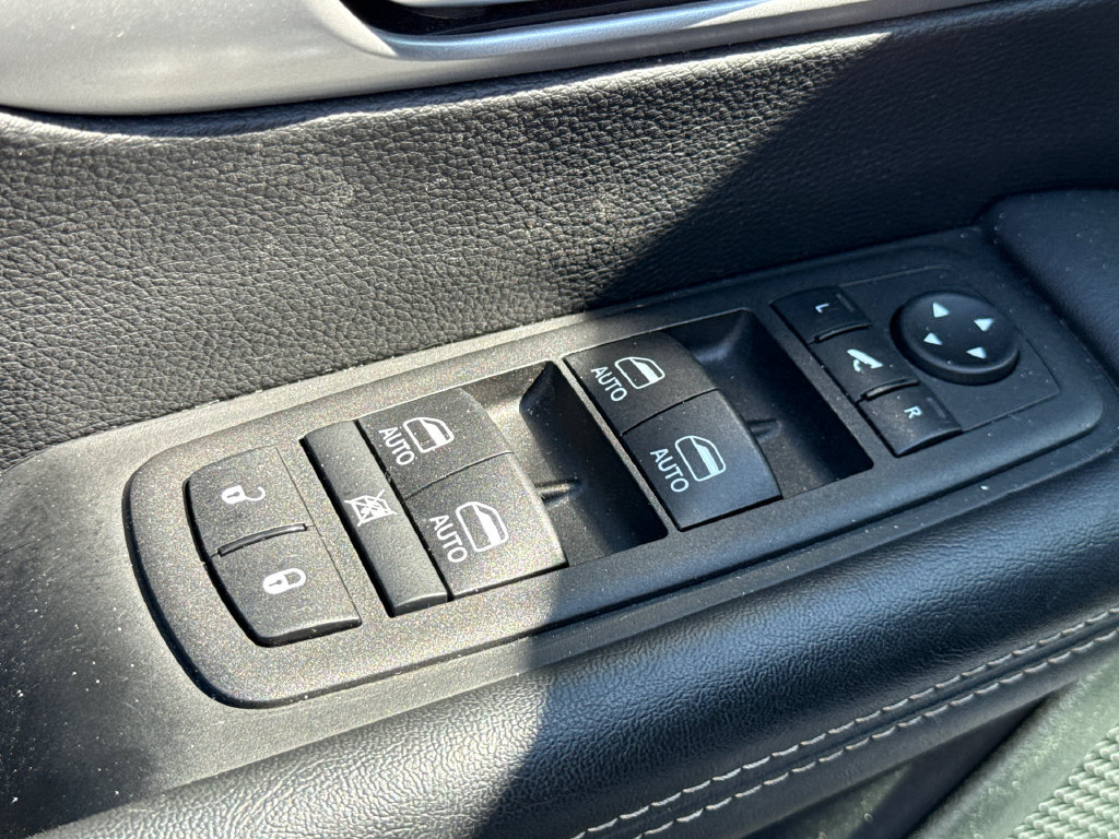 Used 2025 Chrysler Pacifica Limited FWD image 19