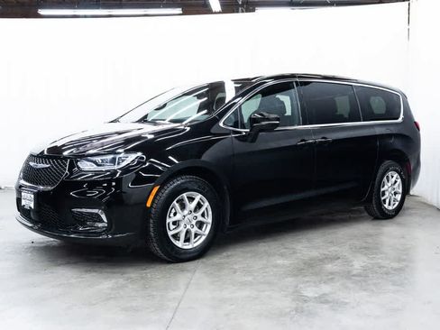 Used 2025 Chrysler Pacifica Select FWD image 3