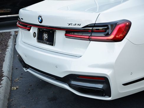 Used 2022 BMW 750i xDrive w/ Luxury Rear Seating Package image 9