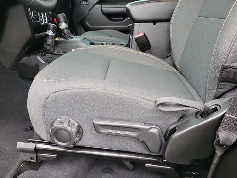 Used 2025 Jeep Wrangler Sport AWD/4WD image 12