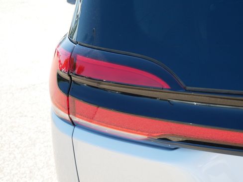 Used 2023 Chrysler Pacifica Touring-L FWD image 17