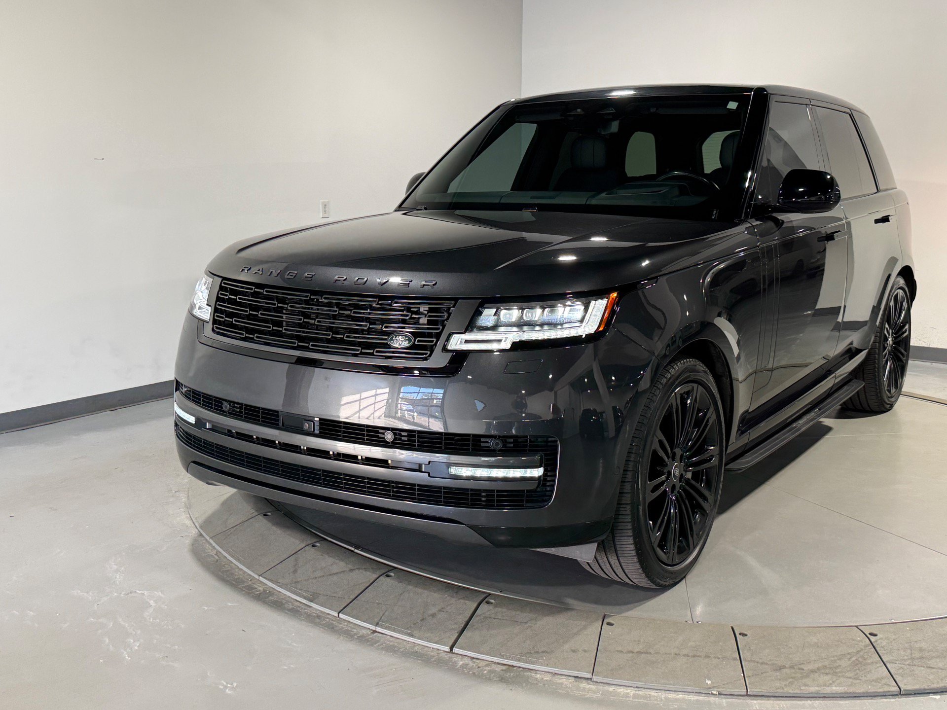 Used 2024 Land Rover Range Rover SE AWD/4WD image 2