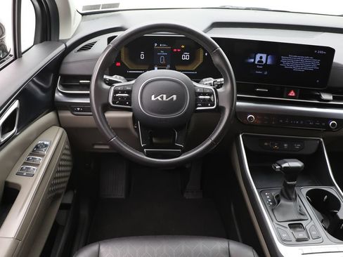 Used 2025 Kia Carnival FWD image 12