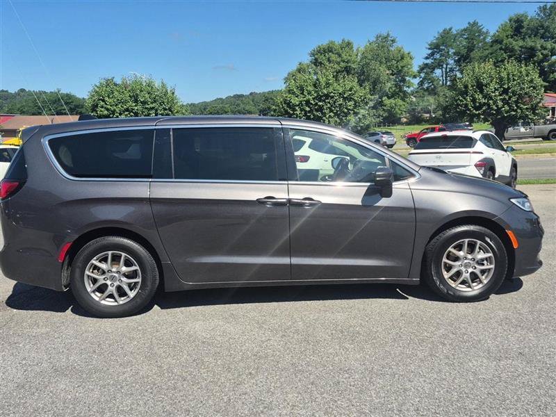 Used 2023 Chrysler Pacifica Touring-L FWD image 6