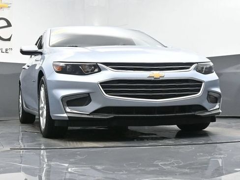 Used 2017 Chevrolet Malibu LT FWD image 3