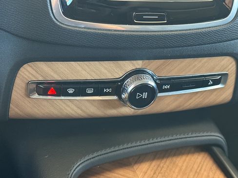 Certified 2025 Volvo XC90 B6 Plus image 25