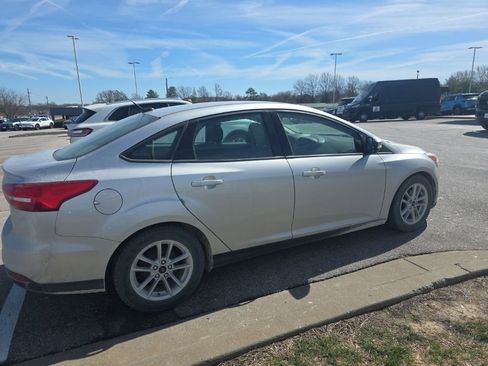 Used 2017 Ford Focus SE image 4