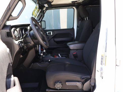 Used 2023 Jeep Gladiator Sport AWD/4WD image 8