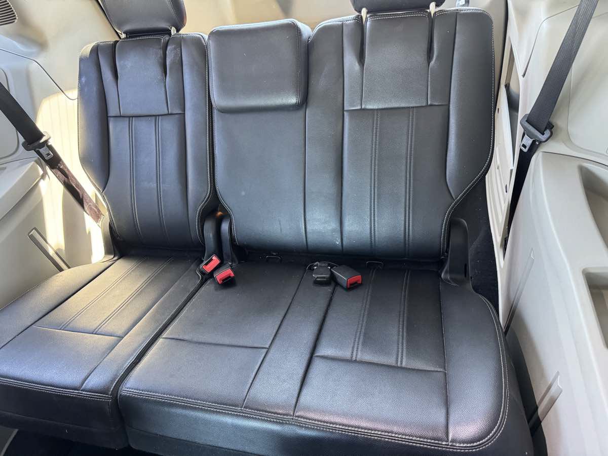 Used 2016 Chrysler Town & Country Touring FWD image 29