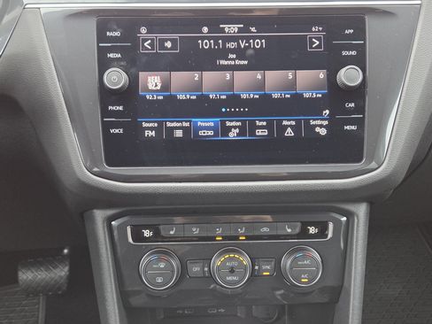 Used 2021 Volkswagen Tiguan SE image 12