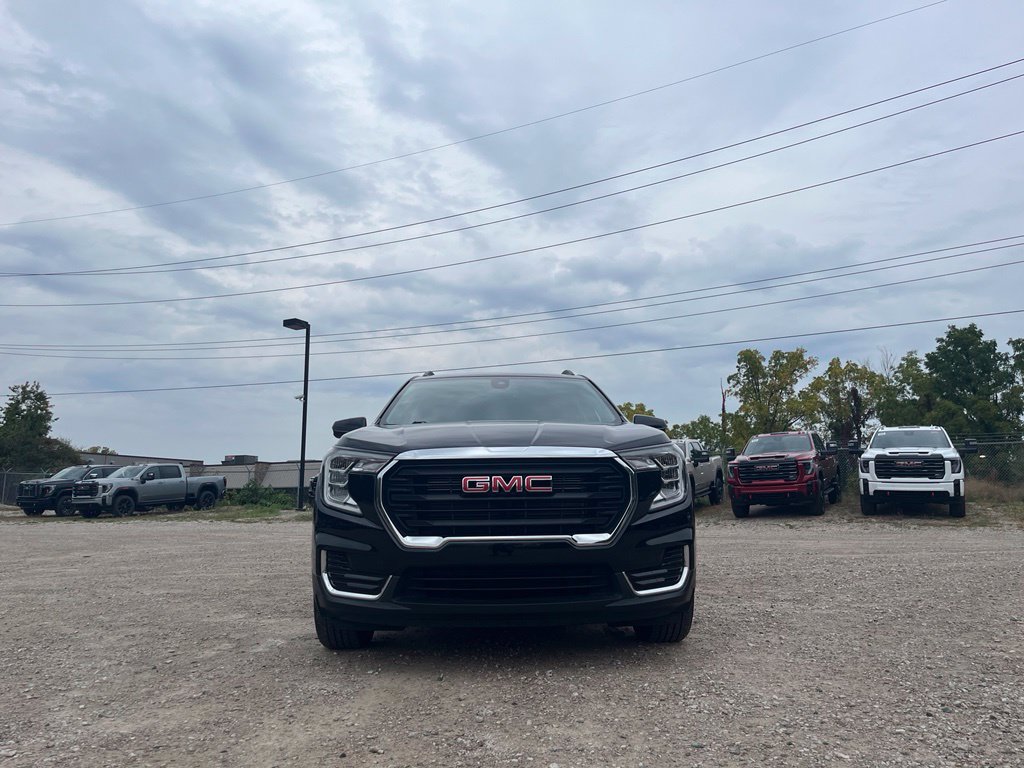 Used 2024 GMC Terrain SLE w/ Driver Convenience Package FWD image 4