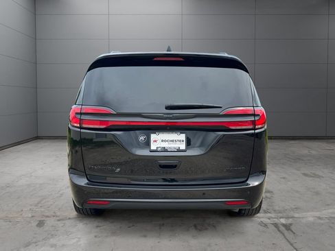 Used 2025 Chrysler Pacifica Limited FWD image 4