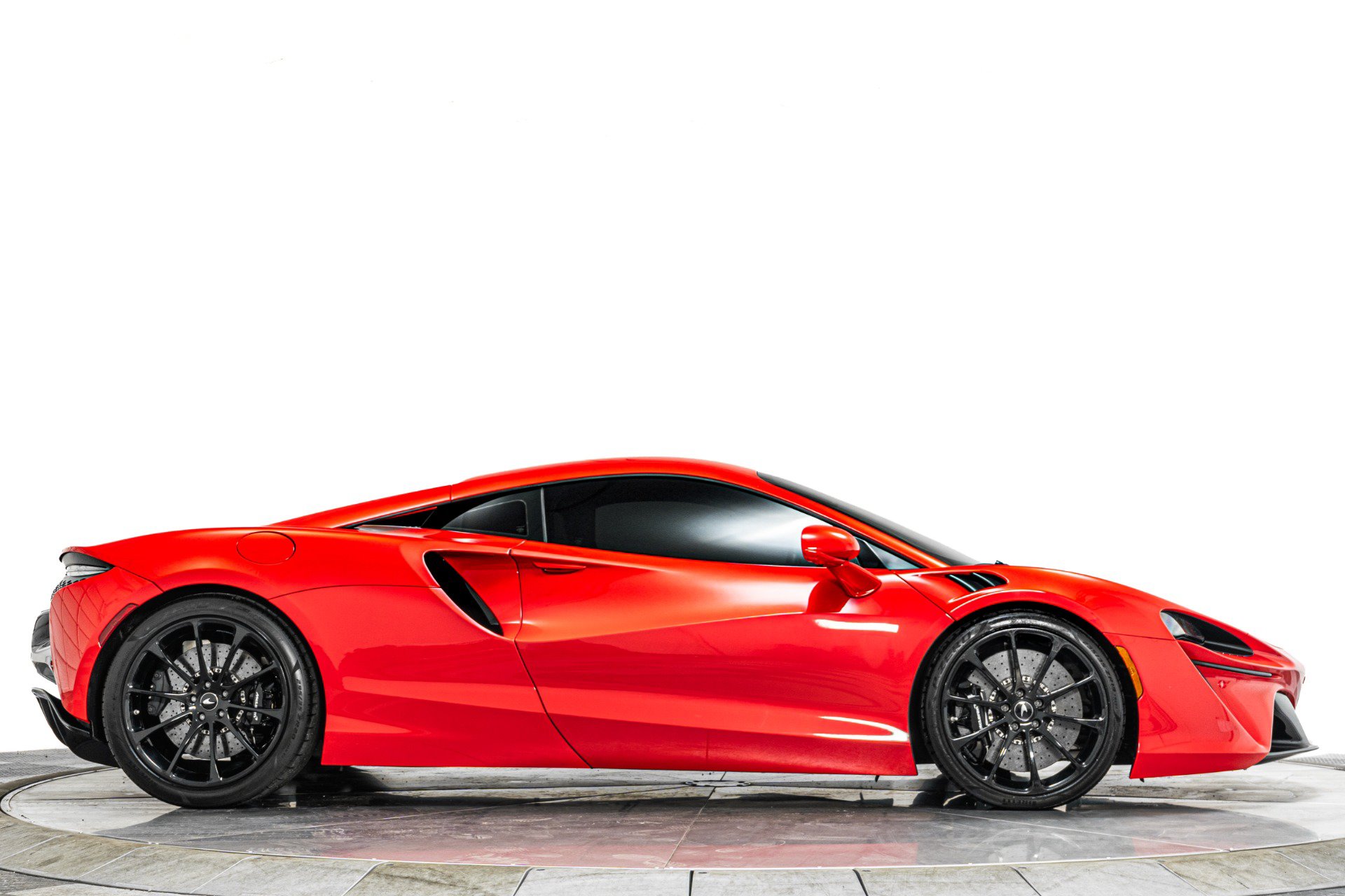 Used 2023 McLaren Artura RWD image 41